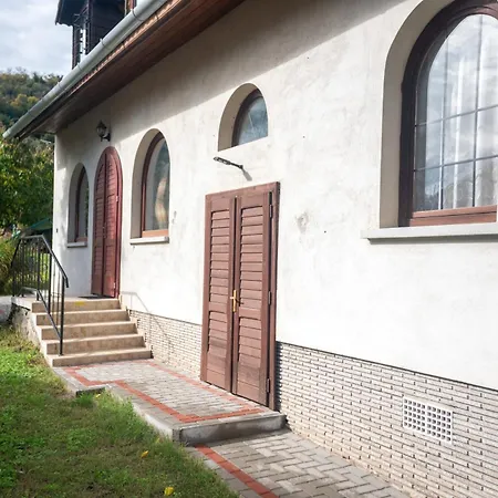 Nosztalgia Nyaralohaz * סיגליגט